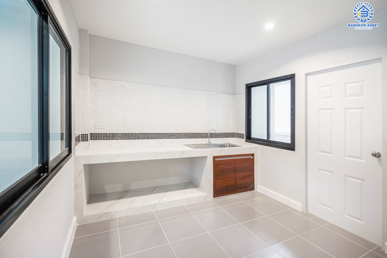 บ้านมือสองตกแต่งใหม่ ม.ศุภาลัย ออร์คิดปาร์ค2 ปิ่นเกล้า-ใกล้ถ.กาญจนาภิเษก หลังมุม ดีไซน์หรูหรา เนื้อที่ 58.9 ตร.ว. ฟังก์ชัน 3 ห้องนอน 4 ห้องน้ำ 1 ห้องแม่บ้าน จอดรถได้ 2 คัน บนทำเลเดินทางสะดวก เชื่อมต่อหลายเส้นทาง และเดอะมอลล์บางแค ทางด่วน "กาญจนาภิเษก" และรถไฟฟ้า "สถานีภาษีเจริญ"